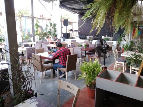 gsvqldaxmaayw2d.jpg {Overview Cafe}